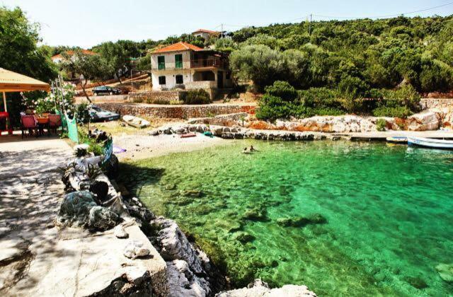 Faros Oasis Apartment Gdinj Exterior photo