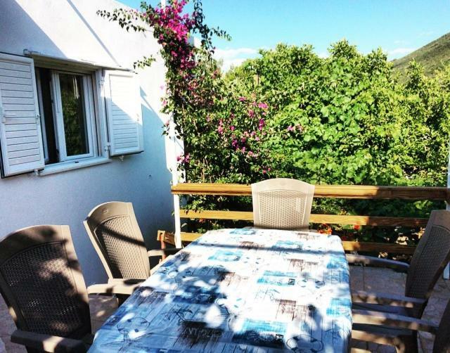 Faros Oasis Apartment Gdinj Exterior photo