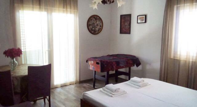 Faros Oasis Apartment Gdinj Exterior photo